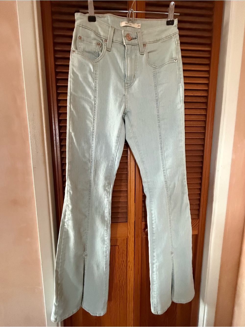 Women’s Light Mint Split-Hem Jean.
Women’s Levi’s 726 flair size 25